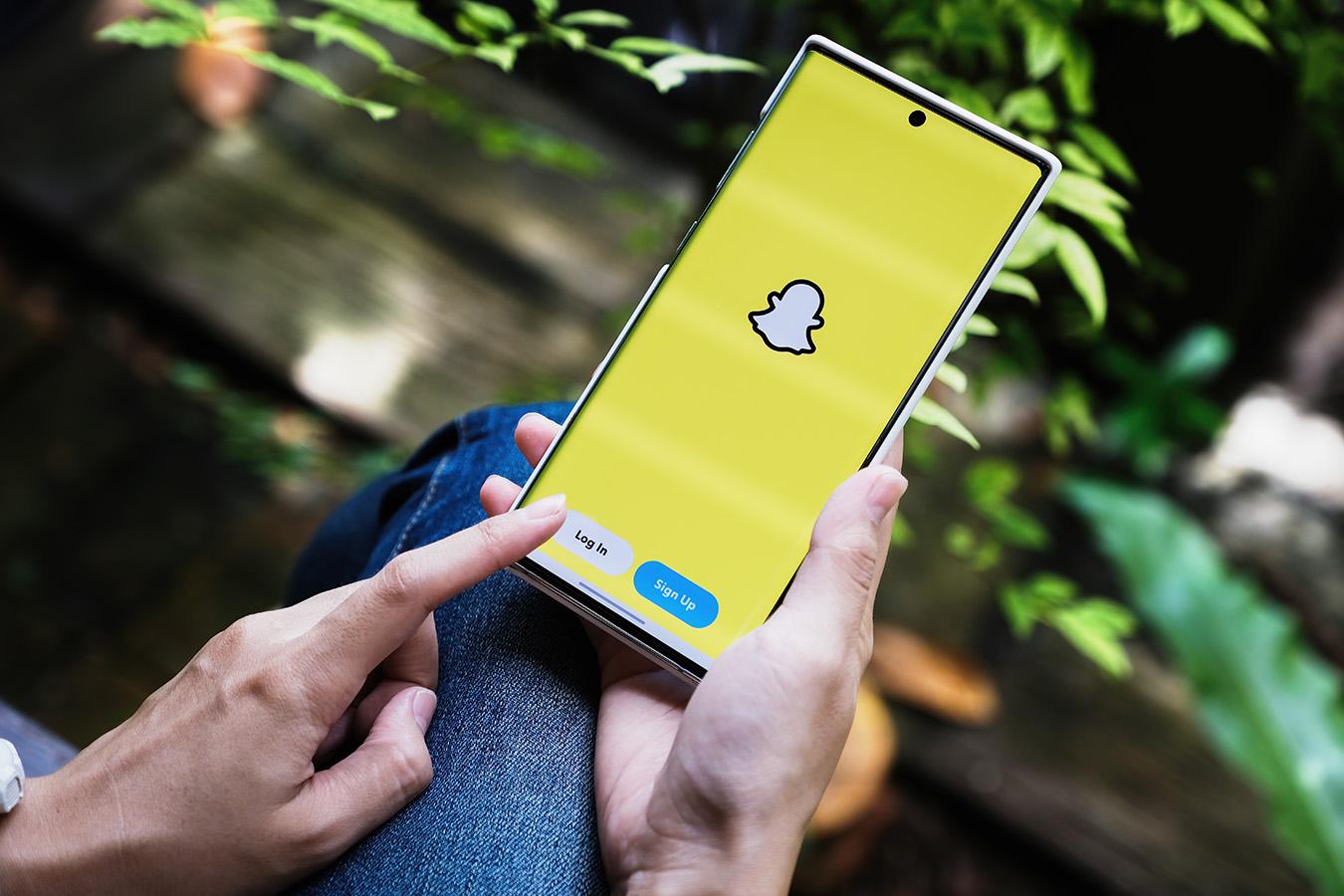 How does snapchat work? Man opening the snapchat app
